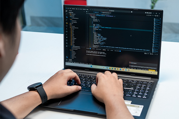 Laptop cho sinh viên CNTT: Tránh 3 cấu hình khiến máy nóng & lag